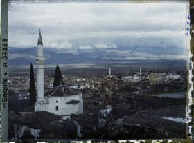 Image représentant Vue générale de la ville (à gauche, une mosquée épargnée)