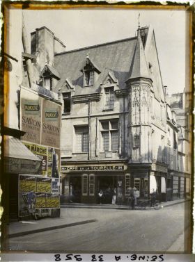 Image représentant La tourelle de l'hôtel Hérouet à l'angle des rues Vieille-du-Temple et des Francs-Bourgeois