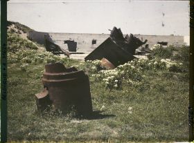 Image représentant Belgique, Ostende, Batterie Hindenburg, Effet de l'éclatement d'une pièce; au 1er plan, la culasse et au fond, la plateforme de la pièce