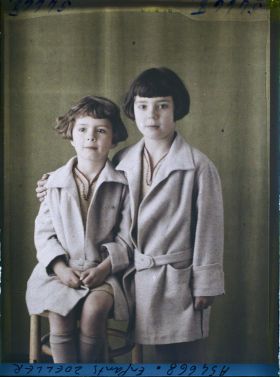 Image représentant https://musee-albert-kahn.s-museum.fr/home/NWQ2OTAwYzNmYjZlZTk1ZWQwODJmMjY4L2dlbmVyaWMtbm90aWNlLXRhYi9hdXRob3JpdHkvNjE3YTc5ZjVjZjhiODk2OGIzMzM3ZDIx/5d6900c3fb6ee95ed082f268/generic-notice-tab/authority/617a79ebcf8b8968b3337abb Les enfants Colette et Monique Zoeller