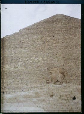 Image représentant Une des façades de la pyramide de Khéops