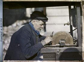 Image représentant Repasseur actionnant sa meule, place Royale