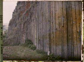 Image représentant Mariel Brunhes posant devant les orgues basaltiques