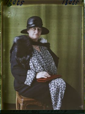 Image représentant https://musee-albert-kahn.s-museum.fr/home/NWQ2OTAwYzNmYjZlZTk1ZWQwODJmMjY4L2dlbmVyaWMtbm90aWNlLXRhYi9hdXRob3JpdHkvNjE3YTc5ZjVjZjhiODk2OGIzMzM3ZDIx/5d6900c3fb6ee95ed082f268/generic-notice-tab/authority/617a79ebcf8b8968b3336c8c Madame Enders