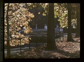 Image représentant Le bassin des Trois Bouillons dans le petit parc