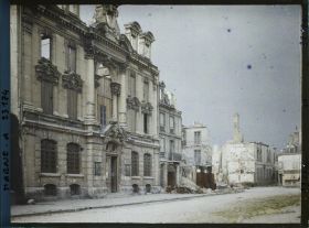 Image représentant France, Reims, La Caisse d'Epargne et le quartier avoisinant