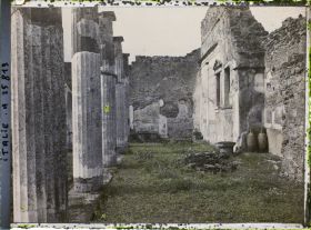 Image représentant Petit laraire de la maison du Faune sur la gauche