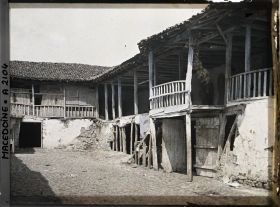 Image représentant Une cour intérieure bleue