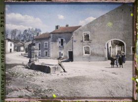 Image représentant France, Crévic, L'Abreuvoir avec un petit garçon