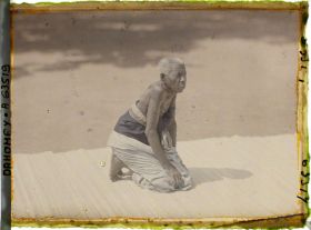 Image représentant La gardienne des trônes (l'ancienne amazone de Glélé Djébénou) dans la cour du palais de  null Guézo (jalalahennou)