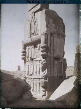 Image représentant Dans l'embrasure de la porte orientale du Tripylon, bas-relief représentant le roi Darius sur son trône sous le symbole ailé d'Ahura Mazda, soutenu par les 28 nations vassales