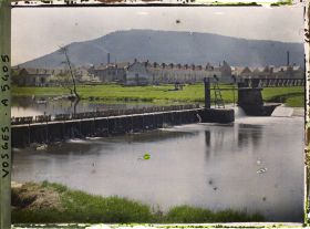 Image représentant Les premières démolitions sur les bords de la Meurthe à l'entrée de Raon, petit barrage.