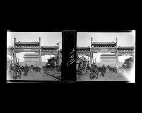 Image représentant Zhengyangmen dajie ("avenue de la Porte Face au Midi"). Wupailou ("portique aux Cinq Passages") avec au fond, la tour de flèches (jianlou) de la porte Zhengyangmen ("porte Face au Midi"), ou Qianmen ("porte Antérieure"), entrée de la ville Tartare