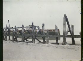 Image représentant Belgique, Zeebrugge, Extrémité du Canal de Zeebrugges et derrière, l'"Iphigenia"