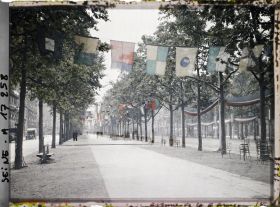 Image représentant L'avenue de la Grande-Armée décorée de drapeaux pour les fêtes de la Victoire des 13 et 14 juillet