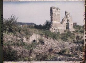 Image représentant France, Combles, Ruines de l'Eglise et entrée des Souterrains du Chau de Lamotte