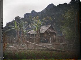 Image représentant Une habitation thaï dans le massif de Bac-so'n (ou massif de Cai-binh)