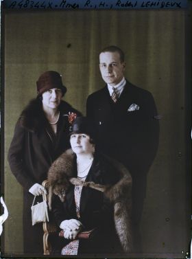 Image représentant Monsieur  https://musee-albert-kahn.s-museum.fr/home/NWQ2OTAwYzNmYjZlZTk1ZWQwODJmMjY4L2dlbmVyaWMtbm90aWNlLXRhYi9hdXRob3JpdHkvNjE3YTc5ZjVjZjhiODk2OGIzMzM3ZDIx/5d6900c3fb6ee95ed082f268/generic-notice-tab/authority/617a79ebcf8b8968b333716d Robert Lehideux avec son épouse  https://musee-albert-kahn.s-museum.fr/home/NWQ2OTAwYzNmYjZlZTk1ZWQwODJmMjY4L2dlbmVyaWMtbm90aWNlLXRhYi9hdXRob3JpdHkvNjE3YTc5ZjVjZjhiODk2OGIzMzM3ZDIx/5d6900c3fb6ee95ed082f268/generic-notice-tab/authority/617a79ebcf8b8968b333716e Odette et madame  https://musee-albert-kahn.s-museum.fr/home/NWQ2OTAwYzNmYjZlZTk1ZWQwODJmMjY4L2dlbmVyaWMtbm90aWNlLXRhYi9hdXRob3JpdHkvNjE3YTc5ZjVjZjhiODk2OGIzMzM3ZDIx/5d6900c3fb6ee95ed082f268/generic-notice-tab/authority/617a79ebcf8b8968b3337169 Jeanne Lehideux