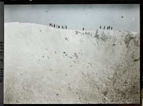 Image représentant France, Le grand entonnoir de la  Cote 108, 116m de diamètre, 45m de profondeur