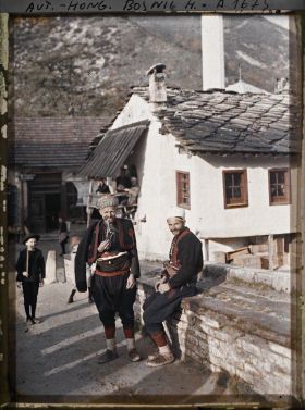 Image représentant Un café au bord du pont: couverture de pierre et escalier recouvert de bois, deux hommes sur le pont