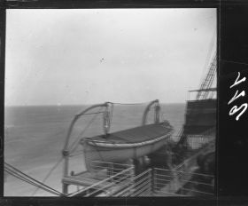 Image représentant Une chaloupe sur le pont supérieur
