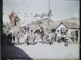 Image représentant Groupe d'enfants et d'hommes civils et militaires (français et britanique ?) dans une rue pavoisée
