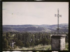 Image représentant France, Capdenac (Lot), Abords de Capdenac le haut un coin de la vallée du Lot au fond le Verdier le pont Cavalier