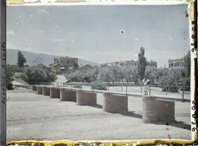 Image représentant Le pont sur l'oued et les bâtiments de la redoute