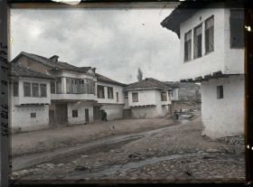 Image représentant Maisons turques de part et d'autre de ruisseau Viljusa