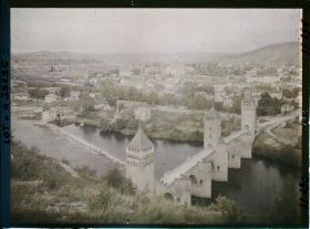 Image représentant France, Cahors, Vue d'ensemble sur la ville prise des hauteurs de la  rive gauche du Lot vers le nord est