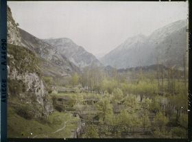 Image représentant L'Ariège vers l'aval ; au fond, le Soudour et sur la route les vieilles tours, restes des remparts