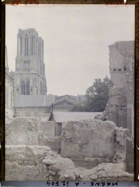 Image représentant France, Reims, Un coin de ruines, rue des Chapelains, et la Cathédrale