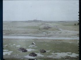 Image représentant Vers le tell de Nebi Yunus. Tentes de nomades et vestiges du mur d'enceinte de la ville