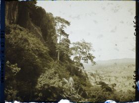 Image représentant La plaine vue du sommet de la montagne