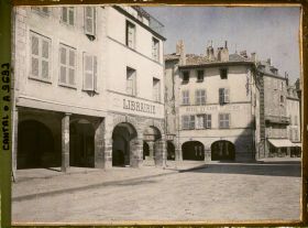 Image représentant La librairie Auguste Clavel, l'Hôtel Planchon, sur la place des Armes