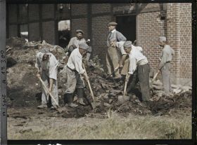 Image représentant Soldats déblayant les magasins généraux avec des pelles