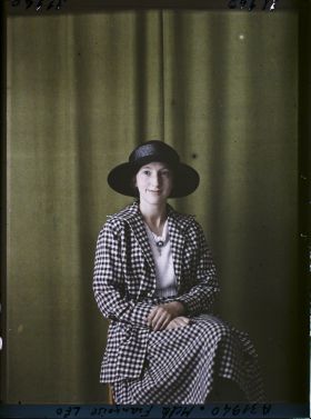 Image représentant Mademoiselle  https://musee-albert-kahn.s-museum.fr/home/NWQ2OTAwYzNmYjZlZTk1ZWQwODJmMjY4L2dlbmVyaWMtbm90aWNlLXRhYi9hdXRob3JpdHkvNjE3YTc5ZjVjZjhiODk2OGIzMzM3ZDIx/5d6900c3fb6ee95ed082f268/generic-notice-tab/authority/617a79ebcf8b8968b3337245 Françoise Léo