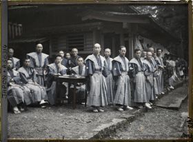 Image représentant Villageois vêtus de Kamishimo (robe imitant une cuirasse), tenue de ville des samouraï de l'époque d'Edo, lors de la fête du sanctuaire Tôshôgu