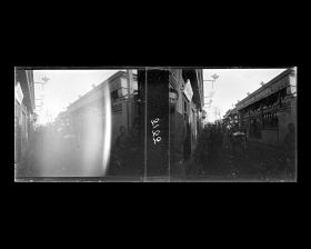 Image représentant Des passants et des pousse dans Liulichang ("[rue des] Ateliers de Terre Cuite Vernissée"), appelée rue des Antiquaires par les Occidentaux