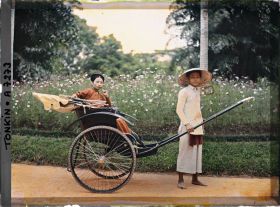 Image représentant Une jeune élégante de la classe aisée, en pousse-pousse dans un jardin public