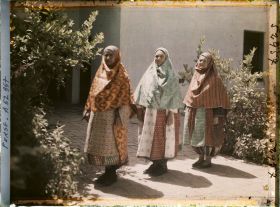 Image représentant Femmes guèbres en costume (traditionnels de profil, moderne de face)