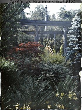 Image représentant Torii dans un environnement arboré, par-delà le pont rouge du " sanctuaire japonais "