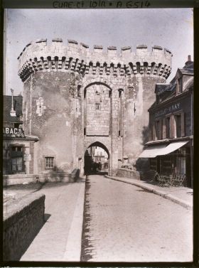 Image représentant La porte Guillaume vue depuis la rue du même nom