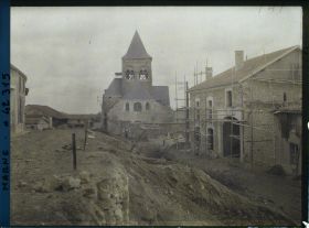 Image représentant France, Berru près Reims, L'extrémité de la rue principale et l'Eglise