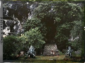 Image représentant L'entrée de la grotte principale des Rochers de Ky-lu'a, abritant un sanctuaire rupestre dédié au culte bouddhique