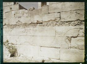 Image représentant Mur orné du symbole sacré de la double hache