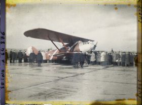 Image représentant Le retour de Costes et Bellonte après leur triomphal raid aérien Paris-New-York, l'atterrissage de l'avion