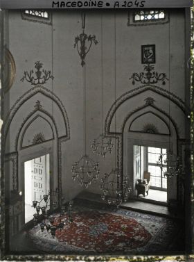 Image représentant Un coin de la mosquée avec les lustres de lampions et le tapis