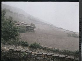 Image représentant Espagne, Près Oviedo, Vue prise du porche de Sta Ma de Noranco s/ les maisons qui sont s/ l'emplact du Palais de Ramiero 1er IXe S.