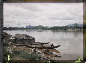 Image représentant Des sampans et des maisons flottantes au bord de la rivière Claire